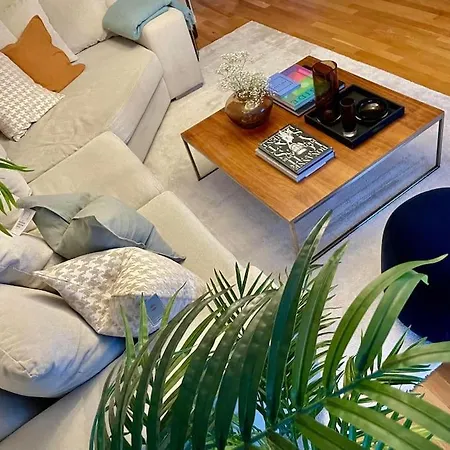 Modern With 3 Bedrooms And Parking *
