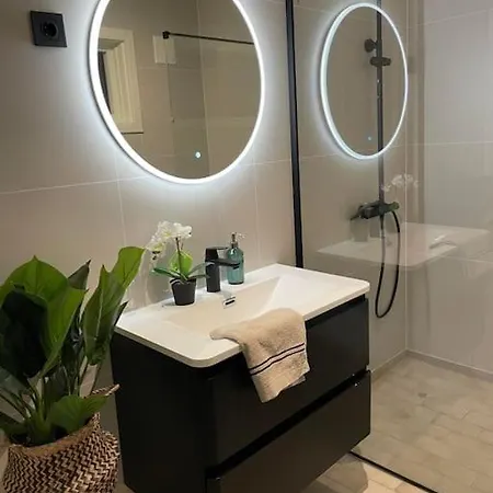 Modern With 3 Bedrooms And Parking