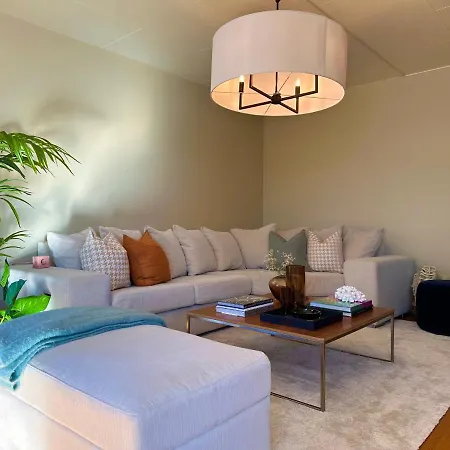 Modern With 3 Bedrooms And Parking Apartment