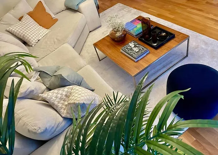 Modern With 3 Bedrooms And Parking *