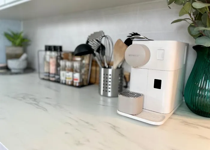 Modern With 3 Bedrooms And Parking Apartment *